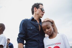Photo of Marc Anthony with child from the Dominican Republic